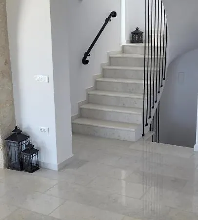Celine Villa Alikí