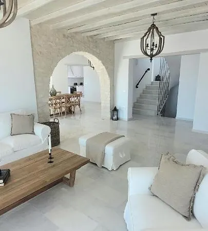 Villa Celine Alikí