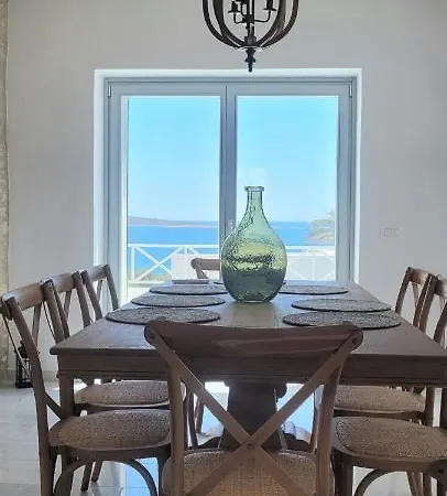 Celine Villa Alikí